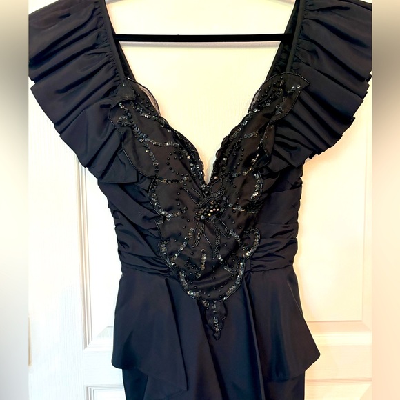 Vintage Saks Fifth Ave. Black Peplum Dress 👗 🖤 - Picture 4 of 11